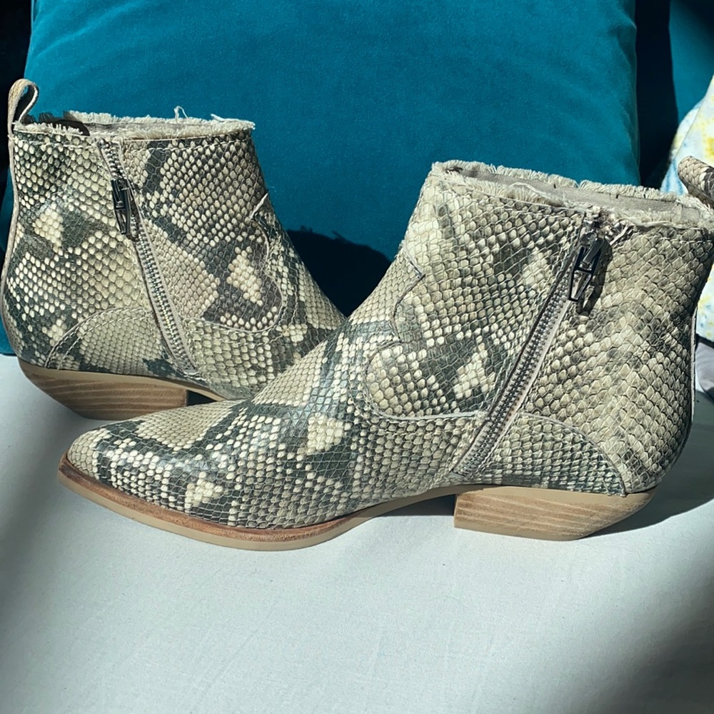 Dolce Vita leather Booties SZ 8